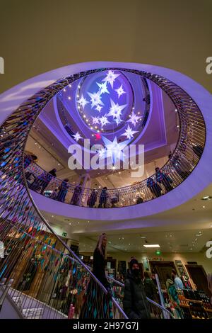 LONDON, Großbritannien - 04. DEZEMBER 2021: Fortnum und Mason werden zu Weihnachten geschmückt. Gegründet 1707 von William Fortnum und Hugh Mason in Piccadilly London Stockfoto