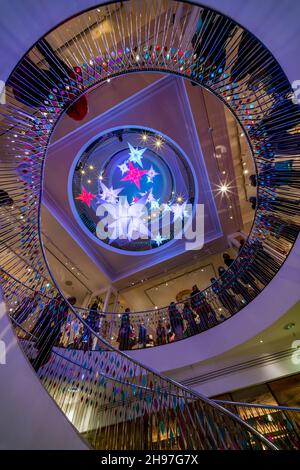 LONDON, Großbritannien - 04. DEZEMBER 2021: Fortnum und Mason werden zu Weihnachten geschmückt. Gegründet 1707 von William Fortnum und Hugh Mason in Piccadilly London Stockfoto