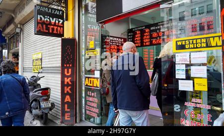 Izmir, Izmir, Türkei. 3rd Dez 2021. Die türkische Lira erreichte gegenüber dem USD ein neues Allzeittief von 13,9, nachdem die Ratingagentur Fitch die Aussichten des Landes hinsichtlich der Risiken auf negativ korrigierte. Zum zweiten Mal in dieser Woche verkauft die türkische Zentralbank Dollar zur Unterstützung der türkischen Lira. Zum anderen gab das türkische Statistische Institut (TUIK) am selben Tag bekannt, dass der Verbraucherpreisindex (CPI) im November um 3,51 Prozent gegenüber dem Vormonat gestiegen ist und auf jährlicher Basis auf 21,31 Prozent Anstieg. Nach den Berechnungen der Inflationsforschungsgruppe (ENAG), der Verbraucher Stockfoto