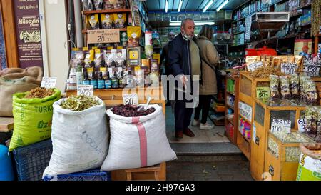 Izmir, Izmir, Türkei. 3rd Dez 2021. Die türkische Lira erreichte gegenüber dem USD ein neues Allzeittief von 13,9, nachdem die Ratingagentur Fitch die Aussichten des Landes hinsichtlich der Risiken auf negativ korrigierte. Zum zweiten Mal in dieser Woche verkauft die türkische Zentralbank Dollar zur Unterstützung der türkischen Lira. Zum anderen gab das türkische Statistische Institut (TUIK) am selben Tag bekannt, dass der Verbraucherpreisindex (CPI) im November um 3,51 Prozent gegenüber dem Vormonat gestiegen ist und auf jährlicher Basis auf 21,31 Prozent Anstieg. Nach den Berechnungen der Inflationsforschungsgruppe (ENAG), der Verbraucher Stockfoto