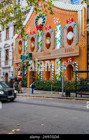 LONDON, Großbritannien - 04. DEZEMBER 2021: Der berühmte private Club Annabel's am Londoner Berkeley Square verwandelt den Vordereingang in ein riesiges Lebkuchenhaus Stockfoto