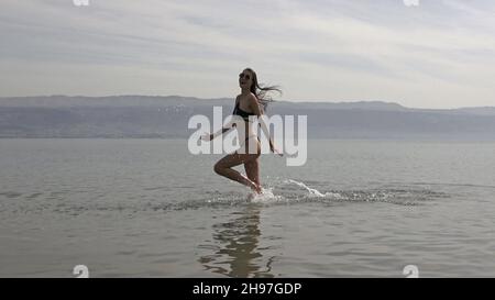 Totes Meer, Israel. 4th Dez 2021. Miss Slovakia Veronika Scepankova genießt sich am Wasser des Toten Meeres während des Besuchs von Miss Universe Teilnehmern am letzten Tag ihrer Rundreisen durch das Land am 04. Dezember 2021 in Kalia, Israel. Der Miss Universe Wettbewerb 70th wird trotz Reisebeschränkungen aufgrund der Omicron-Coronavirus-Variante im israelischen Ferienort Eilat am Roten Meer stattfinden. Kredit: Eddie Gerald/Alamy Live Nachrichten Stockfoto