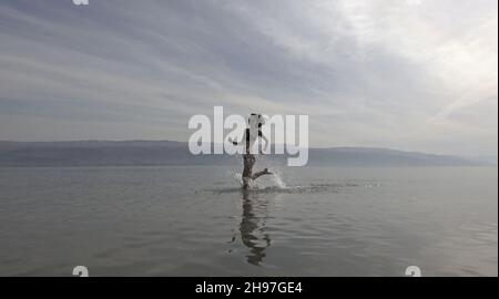 Totes Meer, Israel. 4th Dez 2021. Miss Slovakia Veronika Scepankova genießt sich am Wasser des Toten Meeres während des Besuchs von Miss Universe Teilnehmern am letzten Tag ihrer Rundreisen durch das Land am 04. Dezember 2021 in Kalia, Israel. Der Miss Universe Wettbewerb 70th wird trotz Reisebeschränkungen aufgrund der Omicron-Coronavirus-Variante im israelischen Ferienort Eilat am Roten Meer stattfinden. Kredit: Eddie Gerald/Alamy Live Nachrichten Stockfoto