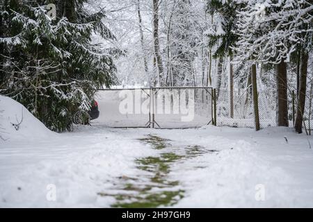 Der Weg vom Schnee bis zu geschlossenen Toren ist frei. Stockfoto