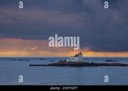 Blick auf den Leuchtturm Grønningen Fyr bei Kristiansand in Norwegen. Stockfoto