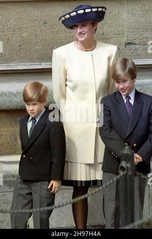 Datei-Foto vom 19/4/1992 von der Prinzessin von Wales mit ihren Söhnen, Prinz William (rechts) und Prinz Harry vor der St. George's Chapel in Windsor Castle. Der Herzog von Cambridge hat enthüllt, dass ein Tina Turner-Hit wertvolle Erinnerungen daran zurückbringt, dass seine Mutter ihn mit ihren Söhnen „oben auf ihrer Stimme“ sang, als sie sie zur Schule fuhr. William teilte den ergreifenden „Familienmoment“ in einem Audio-Rundgang, der für Apple aufgezeichnet wurde, und beschrieb, wie Diana, Prinzessin von Wales, ihn in ein Obdachlosenheim brachte, um ihm die wichtige Lektion zu erteilen - es gibt Leben außerhalb der „Palastmauern“. Ausgabedatum: Sonntag, 5. Dezember 2 Stockfoto