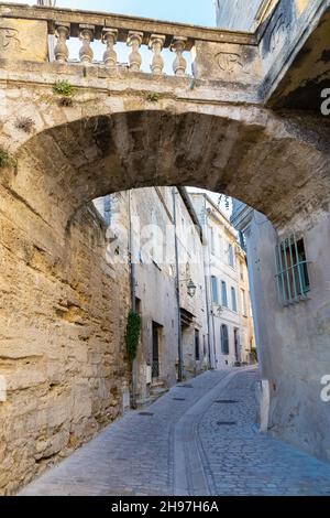 Uzes in Franc, alte Fassaden im historischen Zentrum, typische Straße Stockfoto