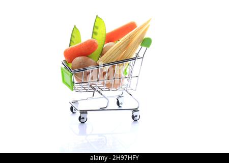 Set mit frischem Gemüse in einem Einkaufswagen Stockfoto