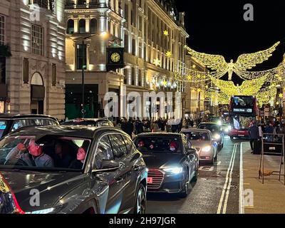 London, Großbritannien. 04th Dez 2021. Autos und Fußgänger drängen sich am 4. Dezember 2021 in der Nähe des Londoner Piccadilly Circus auf die Regent Street. Das Vereinigte Königreich verhängte neue Maßnahmen in der Omicron COVID-19-Variante. (Foto von Samuel Rigelhaupt ) Quelle: SIPA USA/Alamy Live News Stockfoto