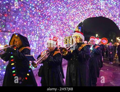 Bournemouth, Großbritannien. 4th Dezember 2021 . Guggemusik-Band im Schweizer Stil, Gugge 2000, spielt im Weihnachtsbaum-Wunderland in Bournemouth, Dorset. Kredit: Richard Crease/Alamy Live Nachrichten Stockfoto