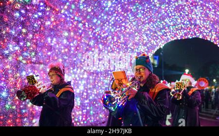 Bournemouth, Großbritannien. 4th Dezember 2021 . Guggemusik-Band im Schweizer Stil, Gugge 2000, spielt im Weihnachtsbaum-Wunderland in Bournemouth, Dorset. Kredit: Richard Crease/Alamy Live Nachrichten Stockfoto