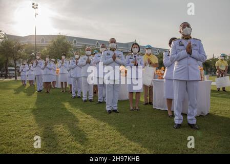 Bangkok, Thailand. 05th Dez 2021. Thailändische Regierungsbeamte zollen während der Zeremonie zur Erinnerung an den Geburtstag des verstorbenen thailändischen Königs Bhumibol Adulyadej auf dem königlichen Feld (Sanam Luang) in Bangkok Respekt.am 5. Dezember jährt sich der verstorbene König Bhumibol Adulyadej und der Nationalfeiertag. König Bhumibol starb im Alter von 88 Jahren am 13. Oktober 2016 nach 70 Jahren auf dem Thron. (Foto von Peerapon Boonyakiat/SOPA Images/Sipa USA) Quelle: SIPA USA/Alamy Live News Stockfoto