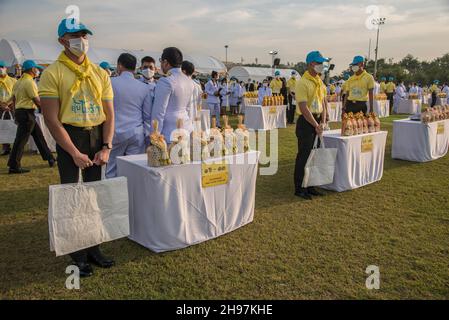 Bangkok, Thailand. 05th Dez 2021. Thailändische Regierungsbeamte versammeln sich während der Zeremonie zum Gedenken an den Geburtstag des verstorbenen thailändischen Königs Bhumibol Adulyadej auf dem königlichen Feld.am 5. Dezember jährt sich der verstorbene König Bhumibol Adulyadej zum Geburtstag und auch zum nationalen Vatertag. König Bhumibol starb im Alter von 88 Jahren am 13. Oktober 2016 nach 70 Jahren auf dem Thron. (Foto von Peerapon Boonyakiat/SOPA Images/Sipa USA) Quelle: SIPA USA/Alamy Live News Stockfoto