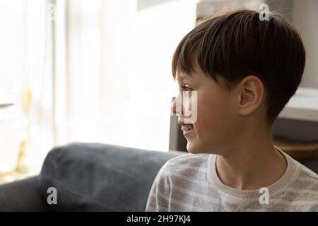 Verträumt glücklich Junge in Zahnspangen Blick in der Ferne. Stockfoto