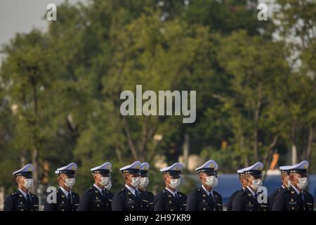 Bangkok, Thailand. 05th Dez 2021. Armeefeldwebel-Studenten stehen während der Zeremonie zur Erinnerung an den Geburtstag des verstorbenen thailändischen Königs Bhumibol Adulyadej auf dem königlichen Feld (Sanam Luang) in Bangkok auf Wache.am 5. Dezember jährt sich der verstorbene König Bhumibol Adulyadej und der Nationalfeiertag. König Bhumibol starb im Alter von 88 Jahren am 13. Oktober 2016 nach 70 Jahren auf dem Thron. Kredit: SOPA Images Limited/Alamy Live Nachrichten Stockfoto