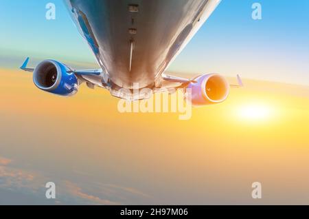 Passagierflugzeug fliegt am Himmel vor dem Hintergrund von Zirruswolken Stockfoto