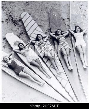 Badeschönheiten in einteiligen Badeanzügen - Surf Sirens - Manly Beach, New South Wales, Australien - 1938-46 Stockfoto