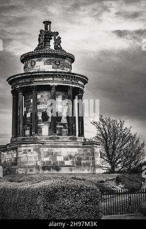 Eine vertikale Graustufenaufnahme des Burns Monument in Edinburgh, Schottland, Großbritannien Stockfoto