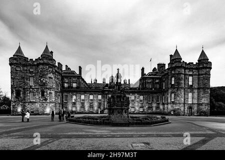 Eine Graustufenaufnahme eines gealterten Gebäudes im Holyrood Park, Edinburgh, Schottland, Großbritannien Stockfoto