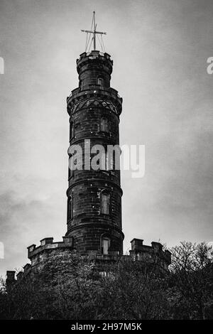 Eine vertikale Graustufenaufnahme des Nelson Monument in Edinburgh in Schottland, Großbritannien Stockfoto