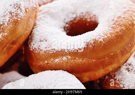 Puderzucker knusprige Donuts closeup Stockfoto