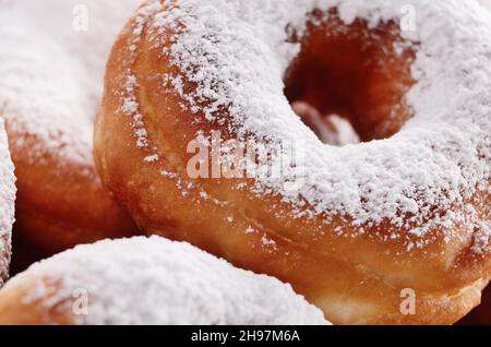 Puderzucker knusprige Donuts closeup Stockfoto