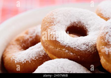 Puderzucker knusprige Donuts closeup Stockfoto