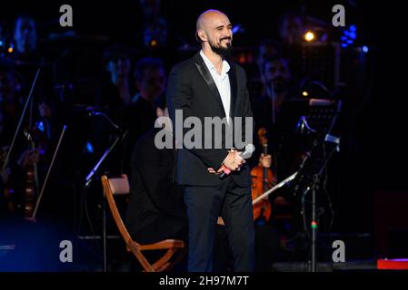 Buenos Aires, Argentinien. 04th Dez 2021. Abel Pintos lächelte während des Konzerts.die Universität von Buenos Aires feiert ihr zweihundertjähriges Jubiläum mit einem kostenlosen Mega-Konzert und großartigen Persönlichkeiten in Buenos Aires. (Foto: Manuel Cortina/SOPA Images/Sipa USA) Quelle: SIPA USA/Alamy Live News Stockfoto