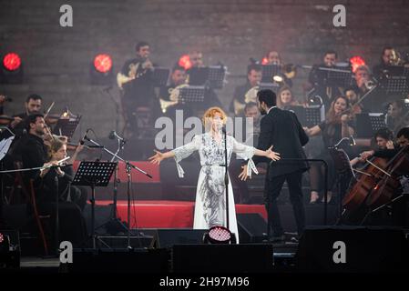 Buenos Aires, Argentinien. 02nd Dez 2021. Elena Roger tritt während des Konzerts für das Publikum auf.die Universität von Buenos Aires feiert ihr zweijähriges Jubiläum mit einem kostenlosen Mega-Konzert und großartigen Persönlichkeiten in Buenos Aires. (Foto: Manuel Cortina/SOPA Images/Sipa USA) Quelle: SIPA USA/Alamy Live News Stockfoto