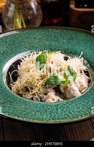 Rahmsauce fetuchini mit Huhn und Pilzen Stockfoto