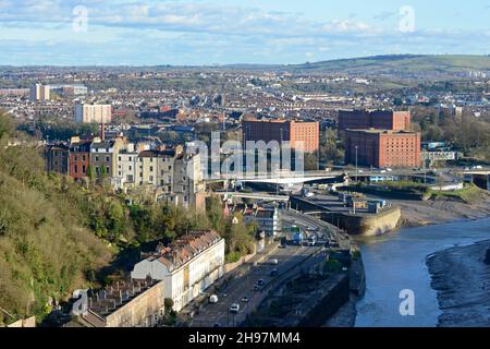 Blick auf das Cumberland Basin in Bristol, Großbritannien von der Hängebrücke über die Avon-Schlucht. Stockfoto