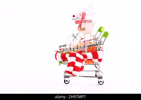 Weihnachtsgeschenke im Einkaufswagen auf weißem Hintergrund Stockfoto