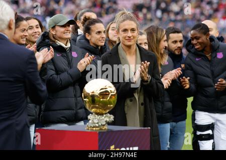 Alexia Putellas vom FC Barcelona der Frauen mit Ballon d'Or während des Fußballspiels der spanischen Meisterschaft La Liga zwischen dem FC Barcelona und Real Betis Balompie am 4. Dezember 2021 im Camp Nou Stadion in Barcelona, Spanien - Foto: Xavier Bonilla/DPPI/LiveMedia Stockfoto