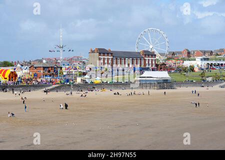 Blick auf den Strand und die Strandpromenade von Barry Island in Wales, Großbritannien Stockfoto