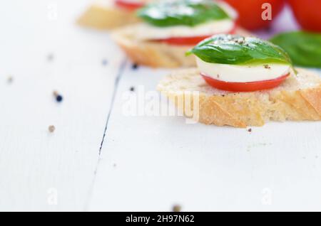 Caprese Bruschetta Sandwiches der Mozzarella-Tomaten und Basilikum Stockfoto