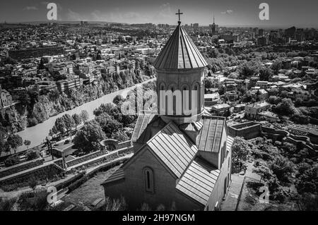 Kirche des Heiligen Nikolaus in der Festung Narikala in der Stadt Tiflis, Georgien. Schwarz und Weiß. Stockfoto