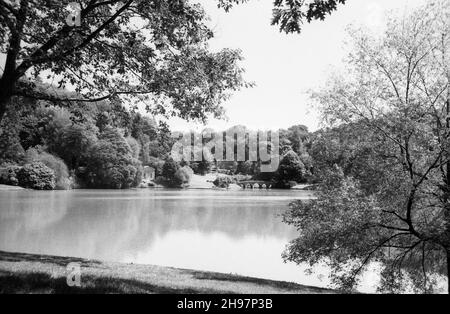 Stourhead Garden, Stourton, Wiltshire, Großbritannien, zeigt den See, C18th Palladianbrücke, der Tempel der Flora und das Bristol Cross. Schwarz-Weiß-Archivfilmfoto aus dem Jahr 1990 Stockfoto