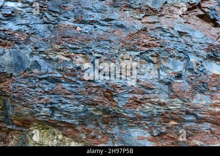 Wasser sickert und fließt über Mergel- und Siltstone-Felsen am hinteren Ende von Jackson's Bay auf Barry Island, Wales, Großbritannien Stockfoto