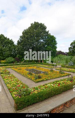 Der formelle Gartenbereich des Horniman Museum and Gardens in London mit vielen einjährigen und vielen Dahlien in Blüte. Stockfoto