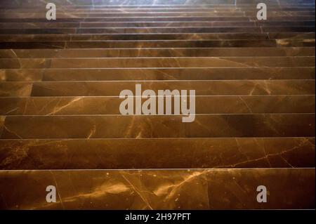 Nahaufnahme eines Teils einer beigefarbenen oder braunen Marmortreppe Stockfoto