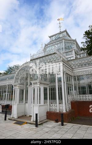 Der Wintergarten im Horniman Museum and Gardens in London, Großbritannien, wurde bis Covid als Teehaus genutzt, das nun leer steht und auf eine Wiederverwendung wartet. Stockfoto