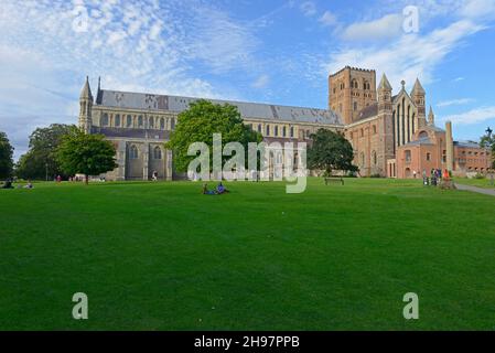 Blick auf die St Albans Kathedrale von der Kathedrale Rasen an einem sonnigen Augusttag. St Albans, Großbritannien. Stockfoto