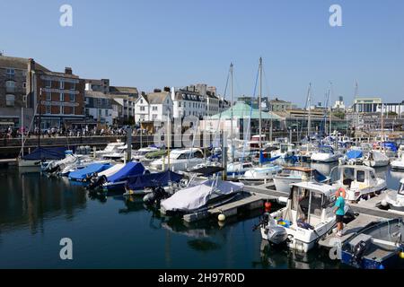 Viele kleine Boote vertäuten an Stegen im Hafen von Plymouth an einem sonnigen Tag. Stockfoto