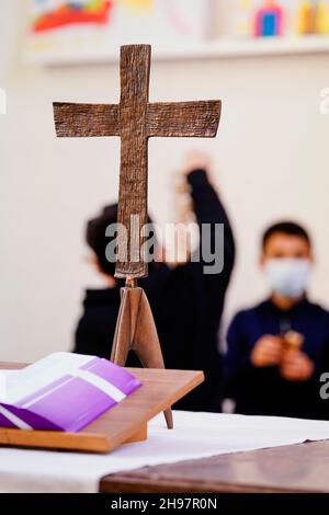 Mannheim, Deutschland. 02nd Dez 2021. Kinder bauen hinter dem Altar in der Jugendkirche im Stadtteil Waldhof während der Mannheimer Kindervesperkirche 14th einen Turm aus Holzstäben. Bis zum 10. Dezember haben sich insgesamt 25 Schulklassen angemeldet, um dort ein warmes Mittagessen zu erhalten und gemeinsam zu spielen oder zu basteln. (Um dpa ''Kinderarmut zu beenden' - Vesperkirche weist auf Beschwerden hin') Quelle: Uwe Anspach/dpa/Alamy Live News Stockfoto