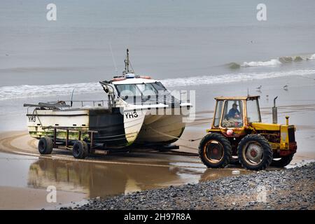 das Küstenfischerboot im katamaran-Stil wird vom Allradschlepper cromer norfolk england geborgen Stockfoto