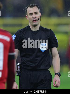 Stadt Dortmund, Deutschland. 04th Dez, 2021. firo: 04.12.2021, Fuvuball, 1st Bundesliga, Saison 2021/2022, BVB, Borussia Dortmund - FC Bayern Mvºnchen Schiedsrichter Felix ZWAYER in der Kritik Credit: dpa/Alamy Live News Stockfoto