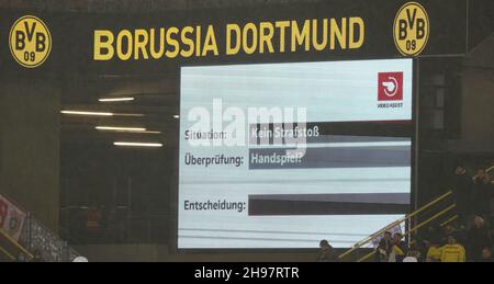 Stadt Dortmund, Deutschland. 04th Dez, 2021. firo: 04.12.2021, Fuvuball, 1st Bundesliga, Saison 2021/2022, BVB, Borussia Dortmund - FC Bayern Mvºnchen Videowand mit VAR-Entscheidung, Handball? Kredit: dpa/Alamy Live Nachrichten Stockfoto