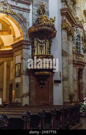 WIEN, ÖSTERREICH - 16. MAI 2019: Dies ist die Kanzel im Barockstil in der Karlskirche. Stockfoto