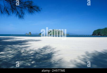 Ein Strand mit Landscape naer Ayer Hangat Village im Norden der Insel Langkawi in Malaysia. Malaysia, Langkawi, Januar 2003 Stockfoto