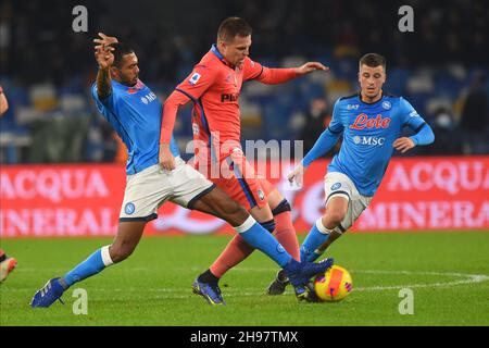 Neapel, Italien. 4th Dez 2021. Josip Ili? E Juan Jesus (SSC. Napoli) kämpft um den Ball die Serie A zwischen SSC Napoli - Atalanta im Stadio Diego Armando Maradona Endstand: 2-3 (Bildnachweis: © Agostino Gemito/Pacific Press via ZUMA Press Wire) Stockfoto